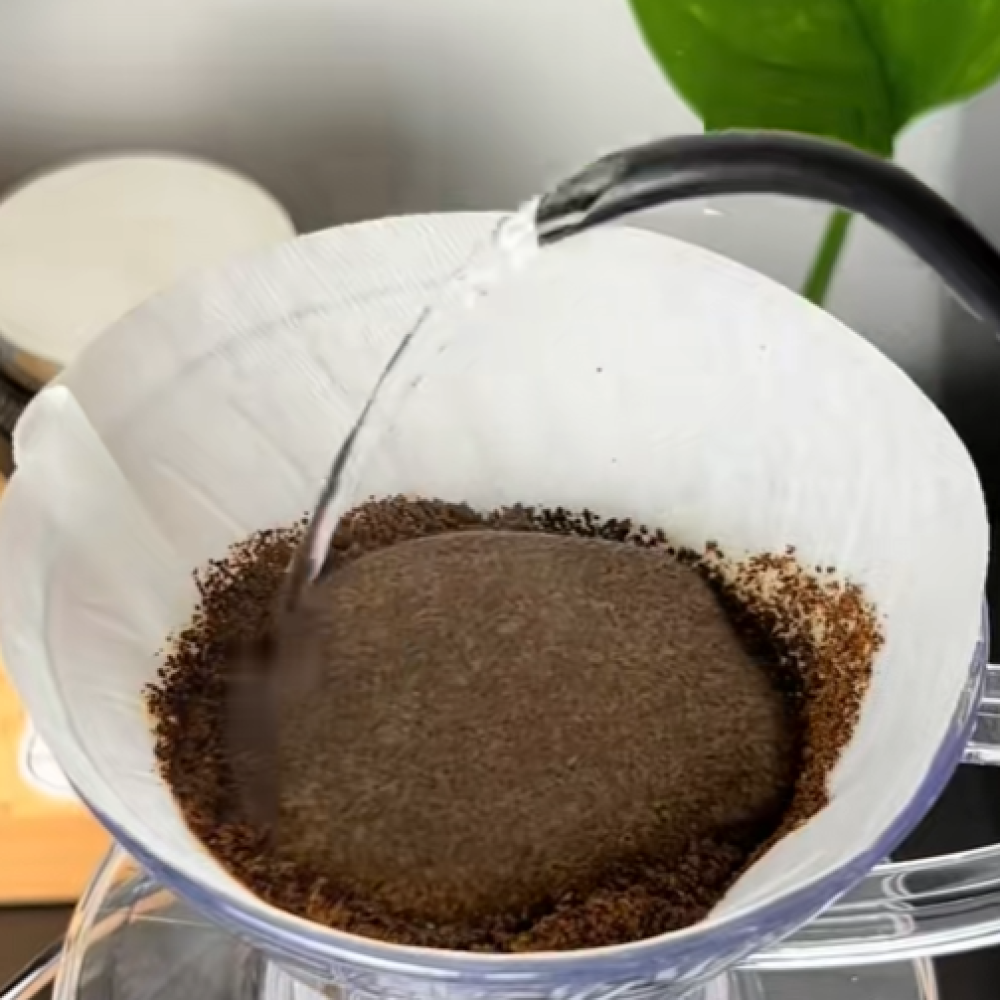 شرح أسباب تغير طعم V60 وعلاقة الطحنة والحرارة ووقت الاستخلاص بالنتيجة