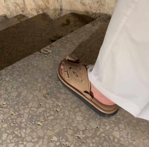 حذاء جلد بني زري فضي