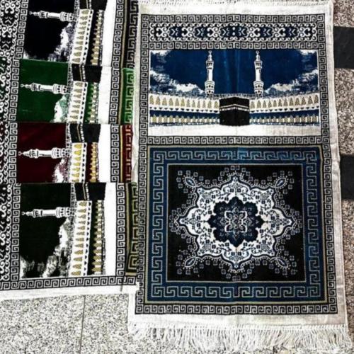 توزيع ٣٠ سجادة صلاة في ساحات الحرم النبوي