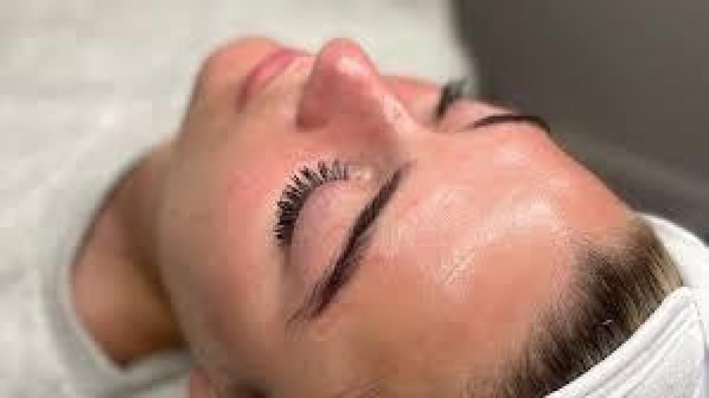 أسرار نضارة البشرة الطبيعية لبشرة شابة ومتألقة