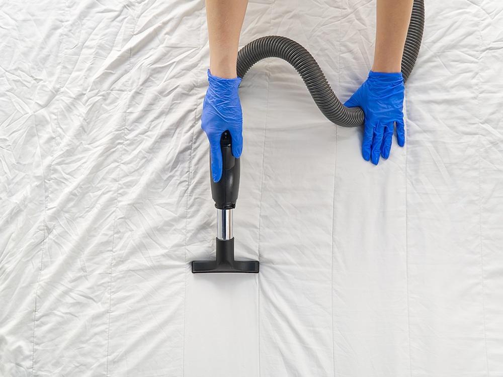 كيف أزيل بقع الشاي من اللحاف الأبيض؟