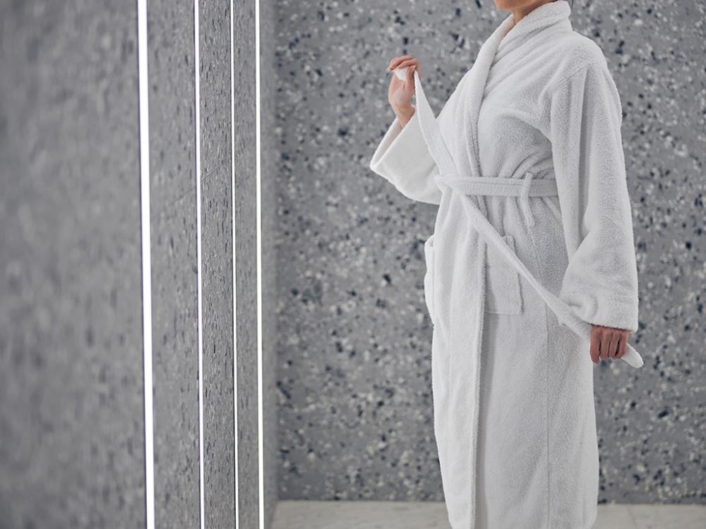 أفضل أرواب شتوية للنساء – دفء وأناقة بعد الاستحمام