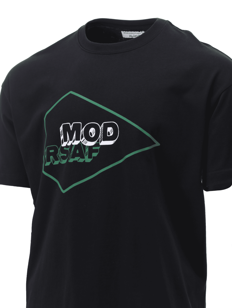 تيشيرت أسود مزين بشعار القوات الجوية (MOD.RSAF) - للجنسين