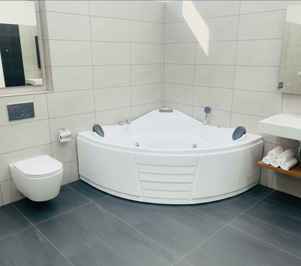جاكوزي أكريليك أبيض عرض 150سم × طول 150سم  لشخصين بتصميم عصري مع مسند ودش