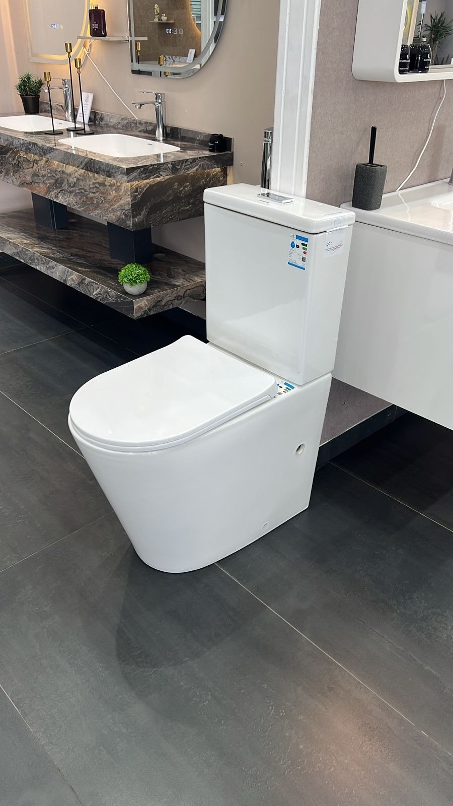 كرسي حمام يورسلاين ابيض