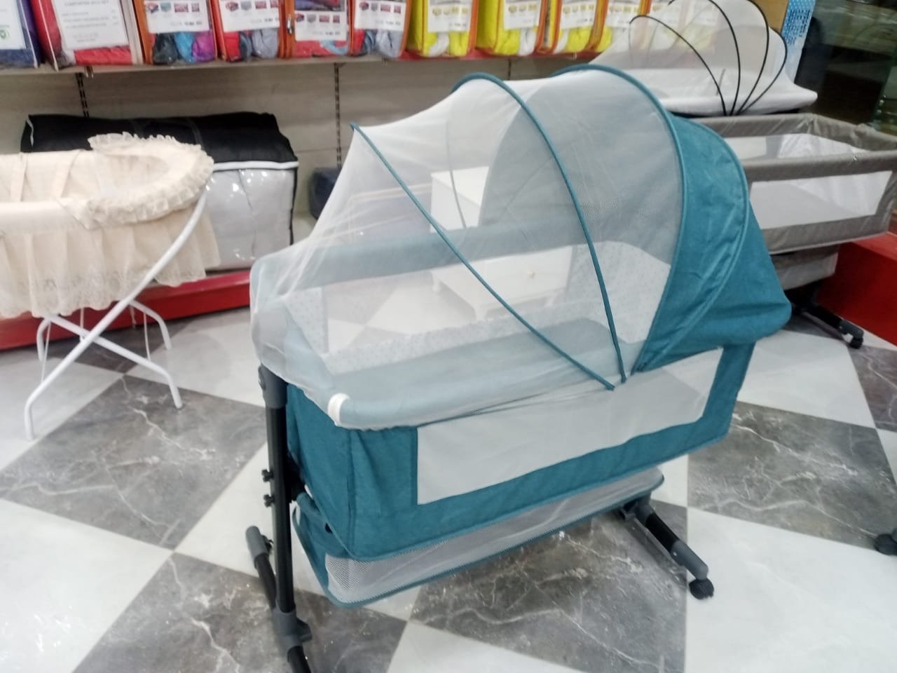 سرير نوم اطفال قماش هزاز لون أسود وعسلي بتصميم رائع