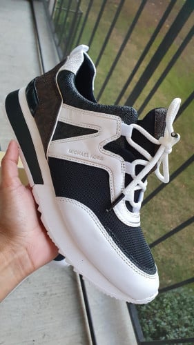 جزمة ماركة مايكل كورس