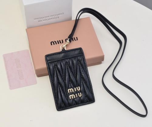 حامل بطاقات " miu miu"