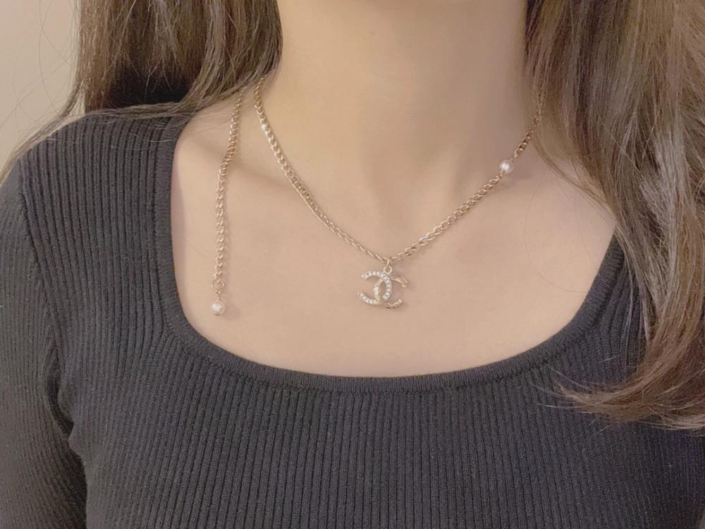 سلسال شانيل ألماس ولؤلؤ سوارفسكي مطلي بالذهب