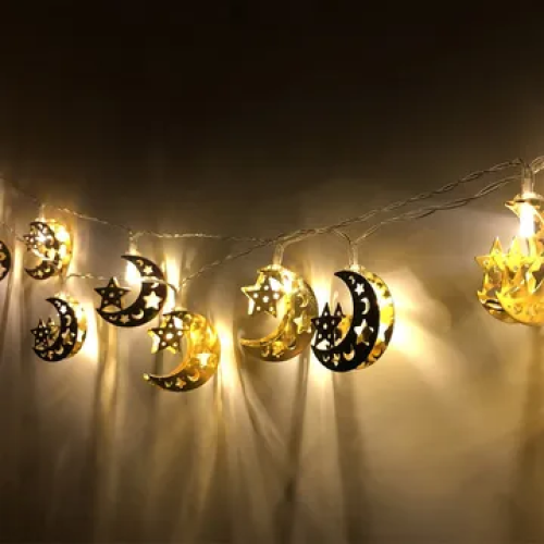"• زينة مصابيح على شكل نجوم وقمر "