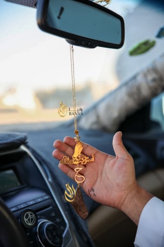 تعليقة كسرة العود بشكل يد فوقها وردة