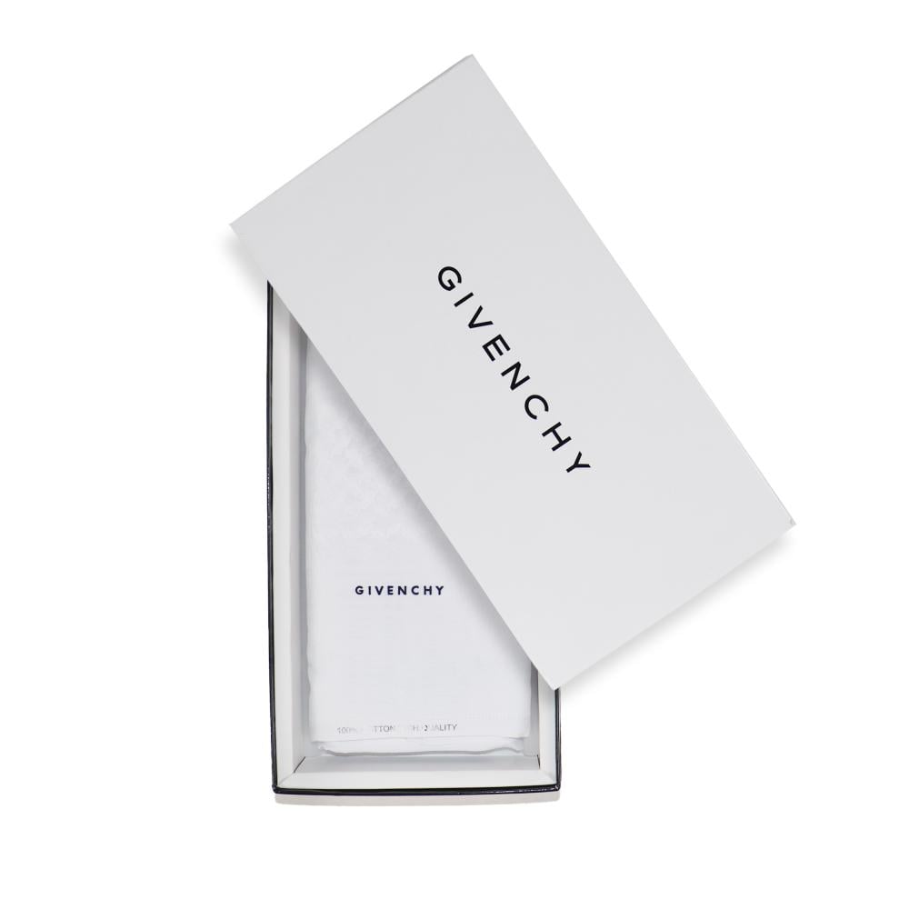 عرض اصحاب الذوق الرفيع 3 اشمغة جيفنشي (الكلاسيك – الابيض– الكاجوال العادي)