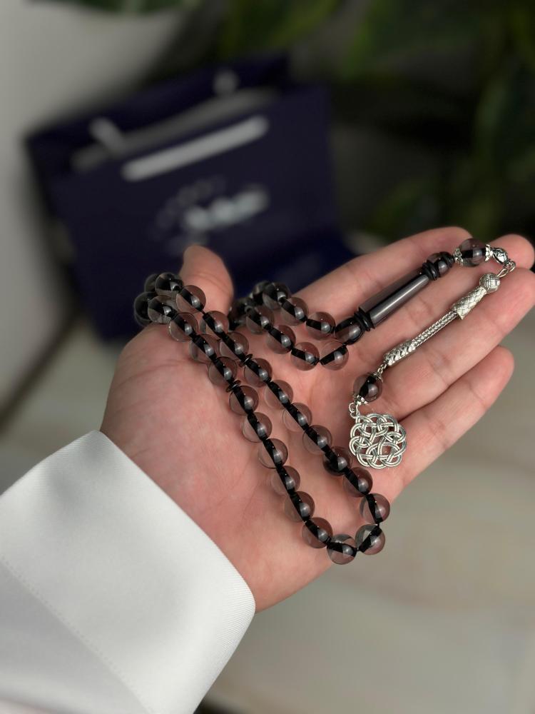 سبحة بكلايت شفافة بخيط اسود