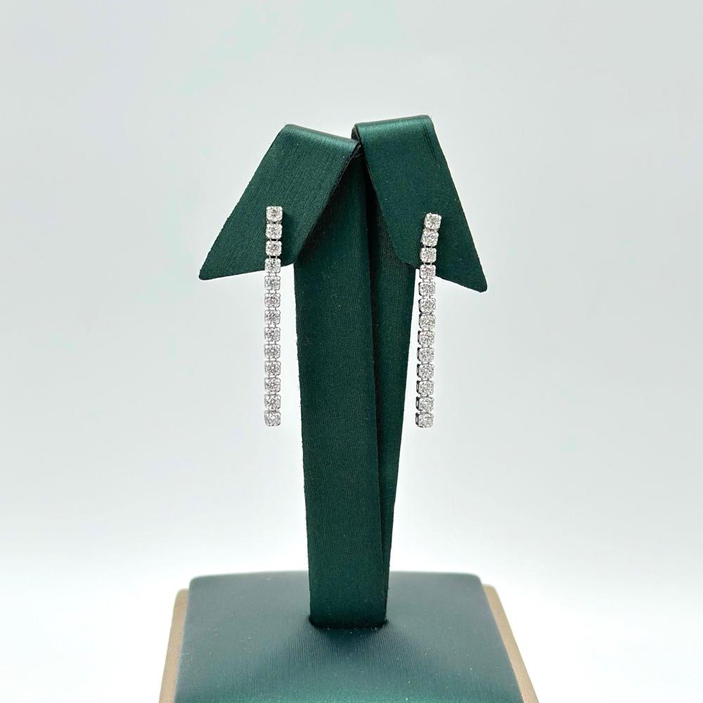 حلق ذهب ابيض تصميم الماس عيار 18 من مجوهرات الشلوي