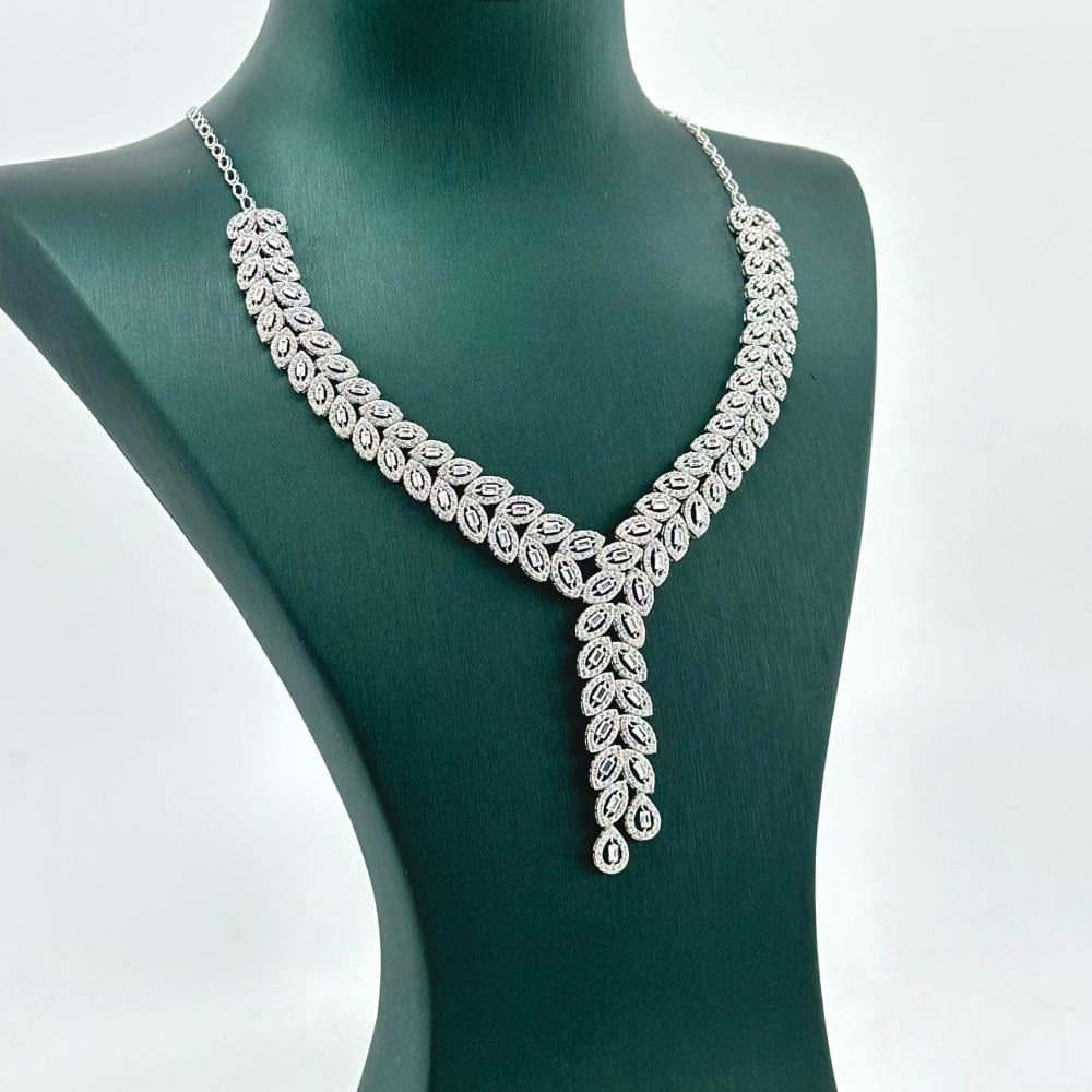 عقد ذهب ابيض تصميم الماس عيار 18 من مجوهرات الشلوي