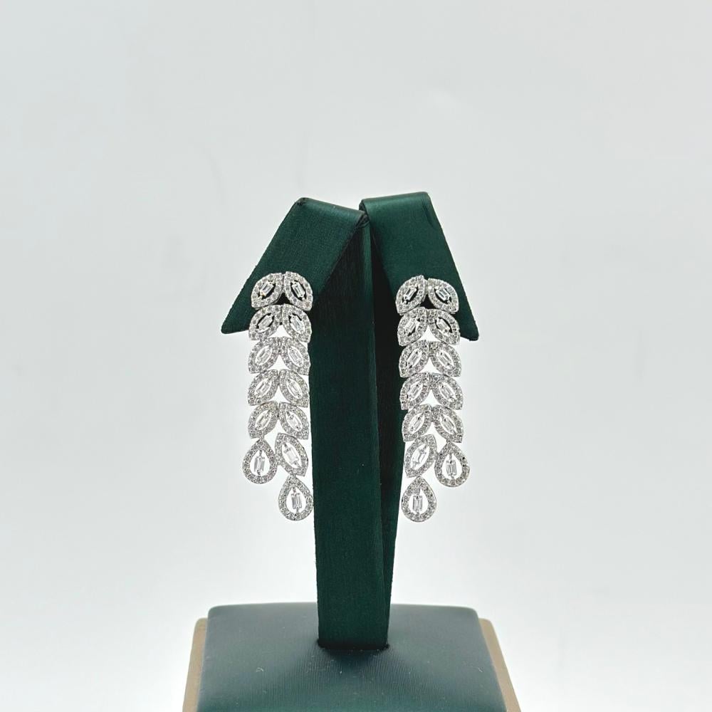 حلق ذهب ابيض تصميم الماس عيار 18 من مجوهرات الشلوي