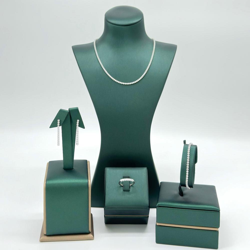 طقم ذهب ابيض تصميم الماس عيار 18 من مجوهرات الشلوي