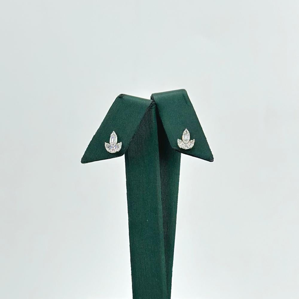 حلق ذهب ابيض تصميم الماس عيار 18 من مجوهرات الشلوي