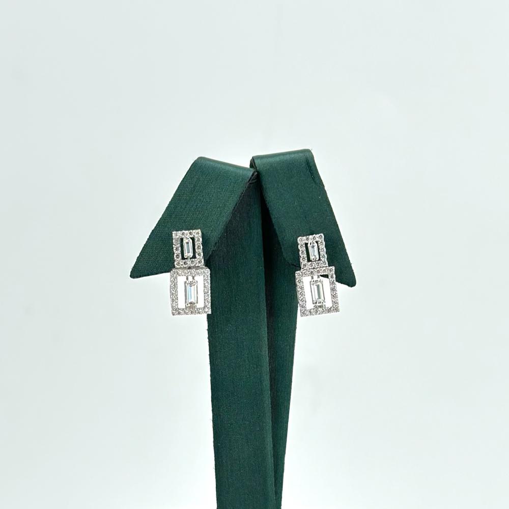 حلق ذهب ابيض تصميم الماس عيار 18 من مجوهرات الشلوي