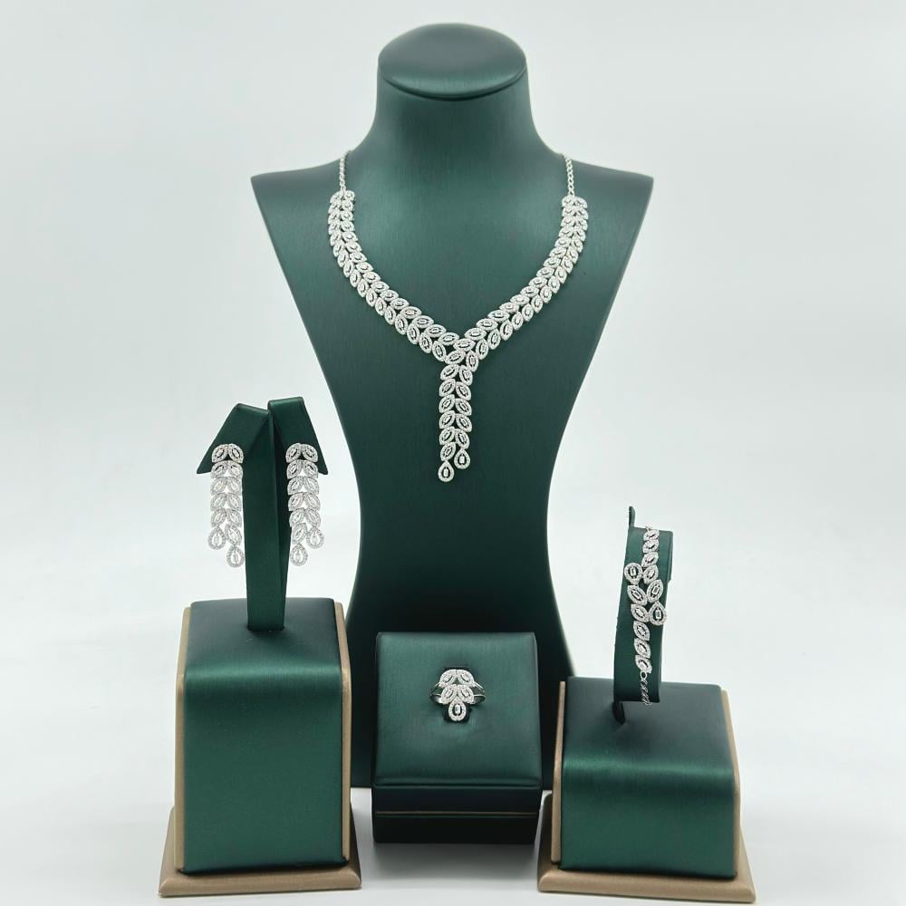 طقم ذهب ابيض تصميم الماس عيار 18 من مجوهرات الشلوي