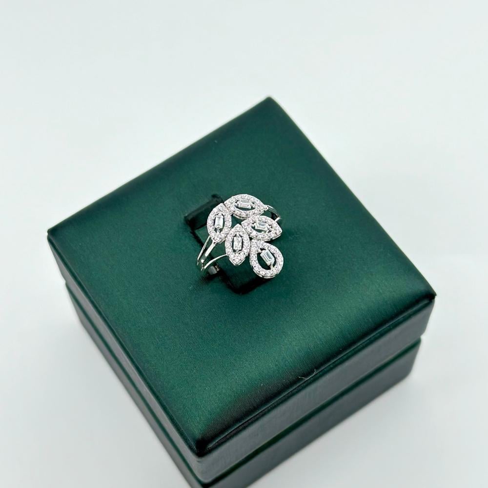 خاتم ذهب ابيض تصميم الماس عيار 18 من مجوهرات الشلوي