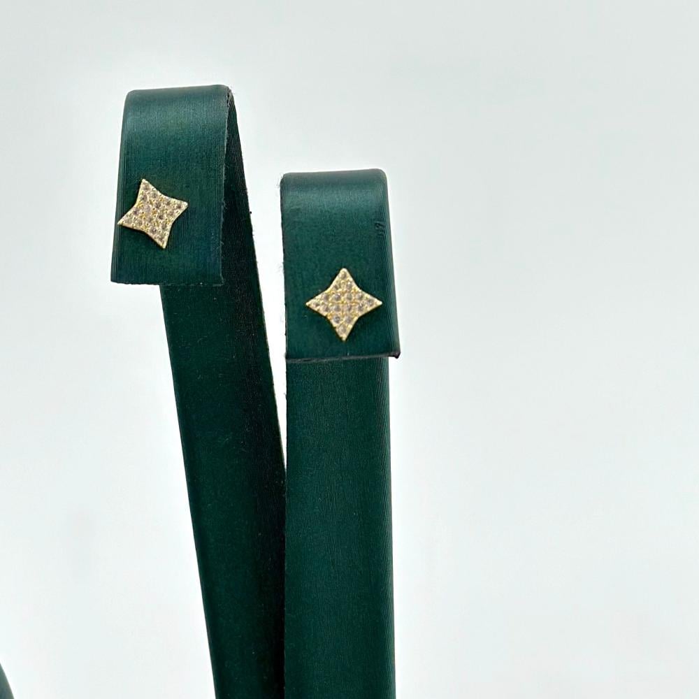 حلق اطفال ذهب اصفر تصميم الماس عيار 18 من مجوهرات الشلوي