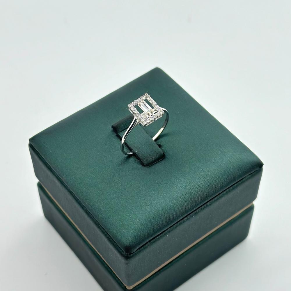 خاتم ذهب ابيض تصميم الماس عيار 18 من مجوهرات الشلوي