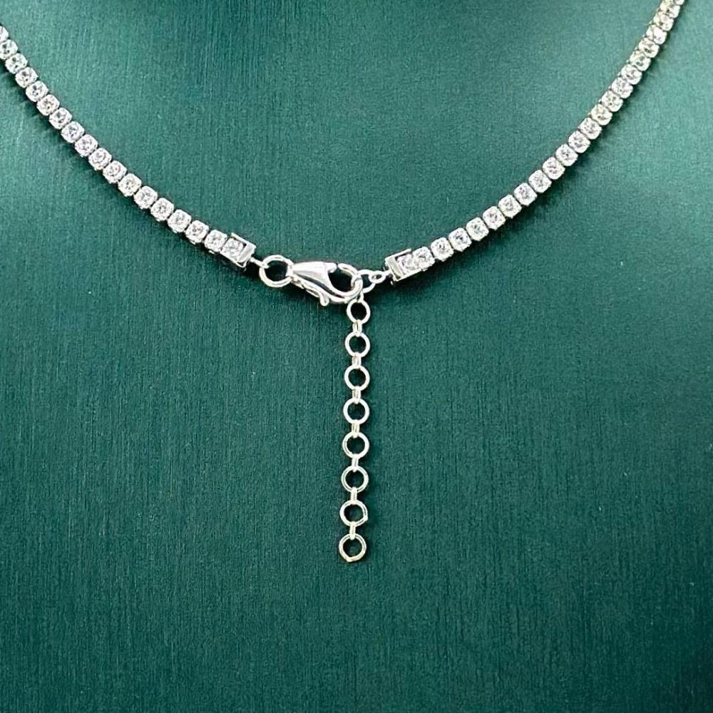 عقد ذهب ابيض تصميم الماس عيار 18 من مجوهرات الشلوي