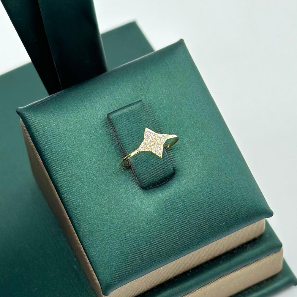 خاتم اطفال ذهب اصفر تصميم الماس عيار 18 من مجوهرات الشلوي