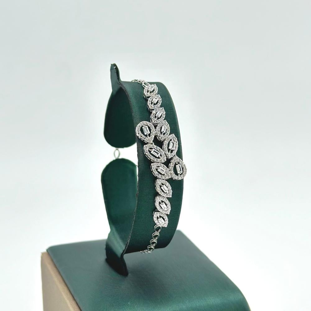 اسوارة ذهب ابيض تصميم الماس عيار 18 من مجوهرات الشلوي