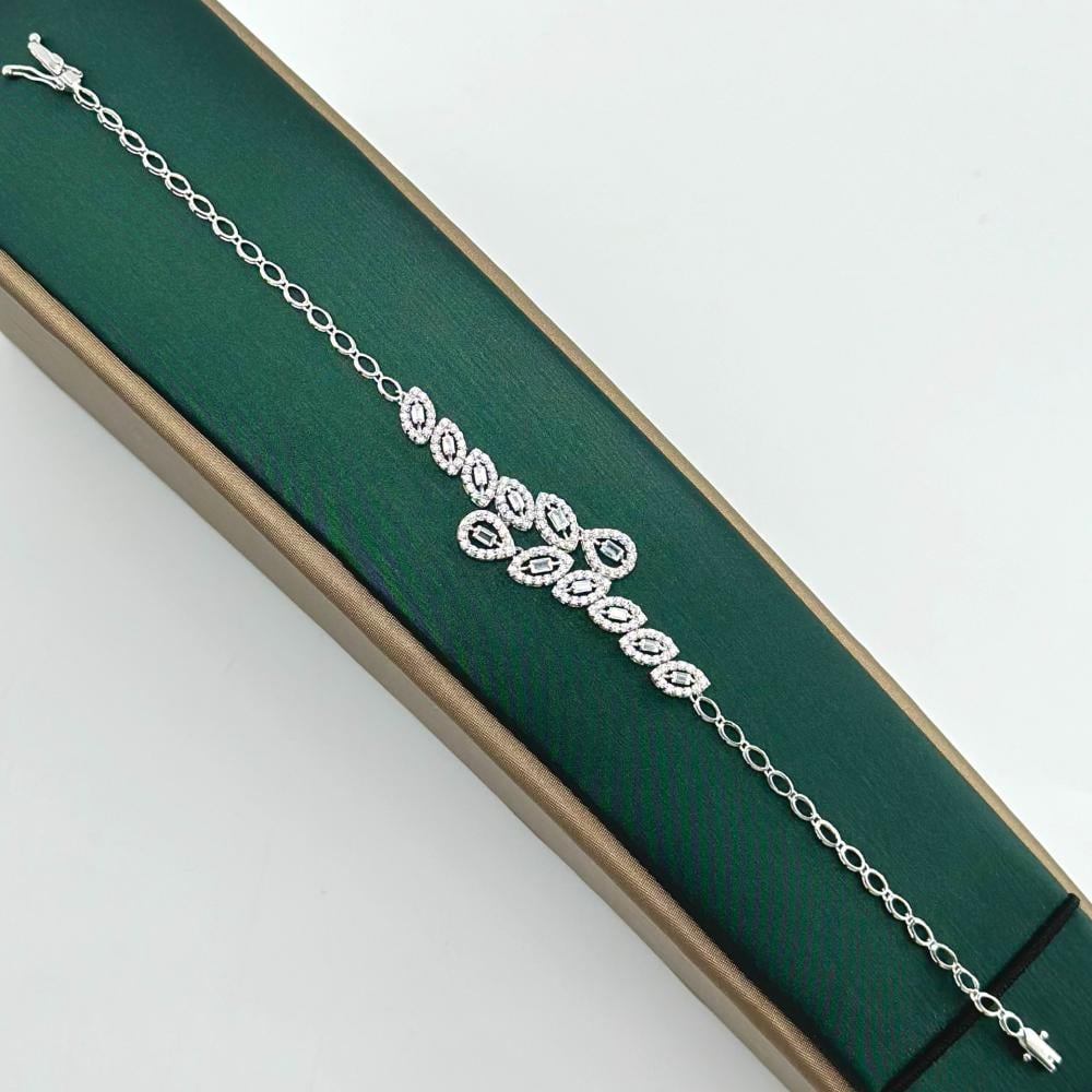 اسوارة ذهب ابيض تصميم الماس عيار 18 من مجوهرات الشلوي