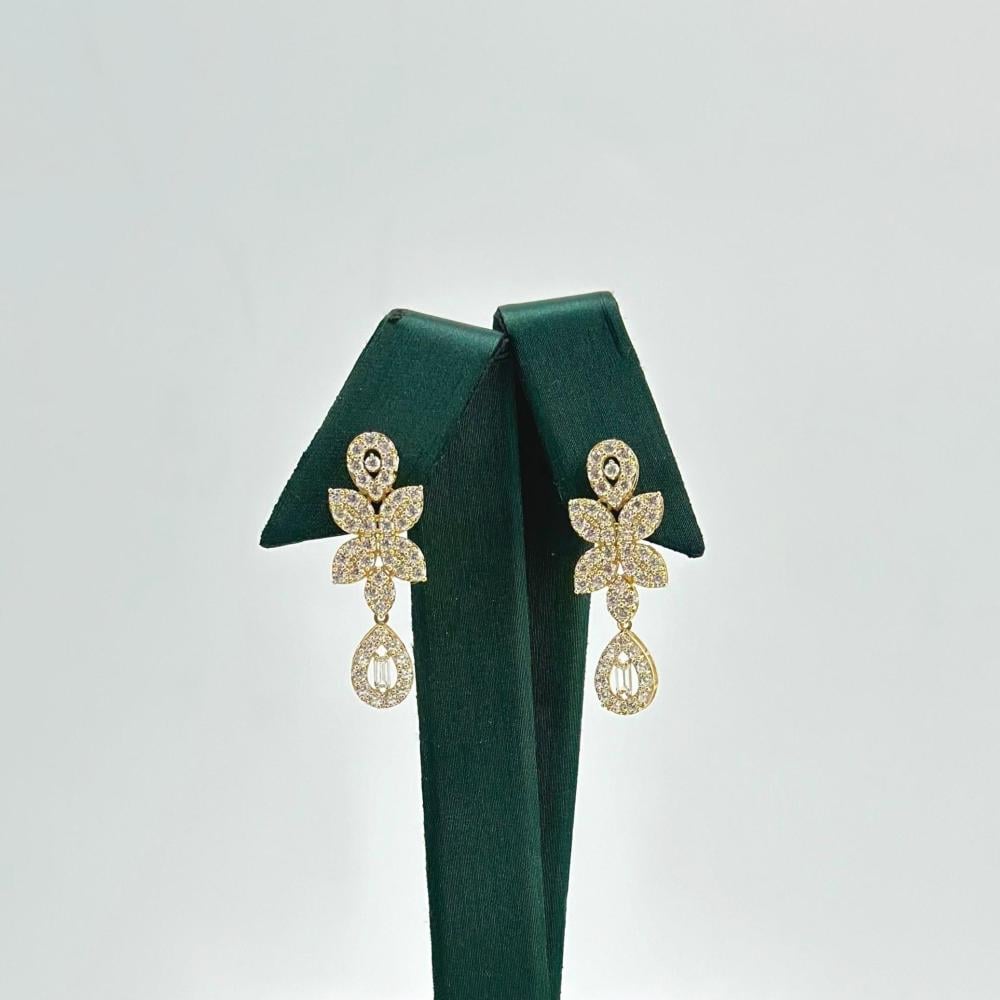 حلق ذهب بتصميم الماس ضمن طقم ذهب فخم