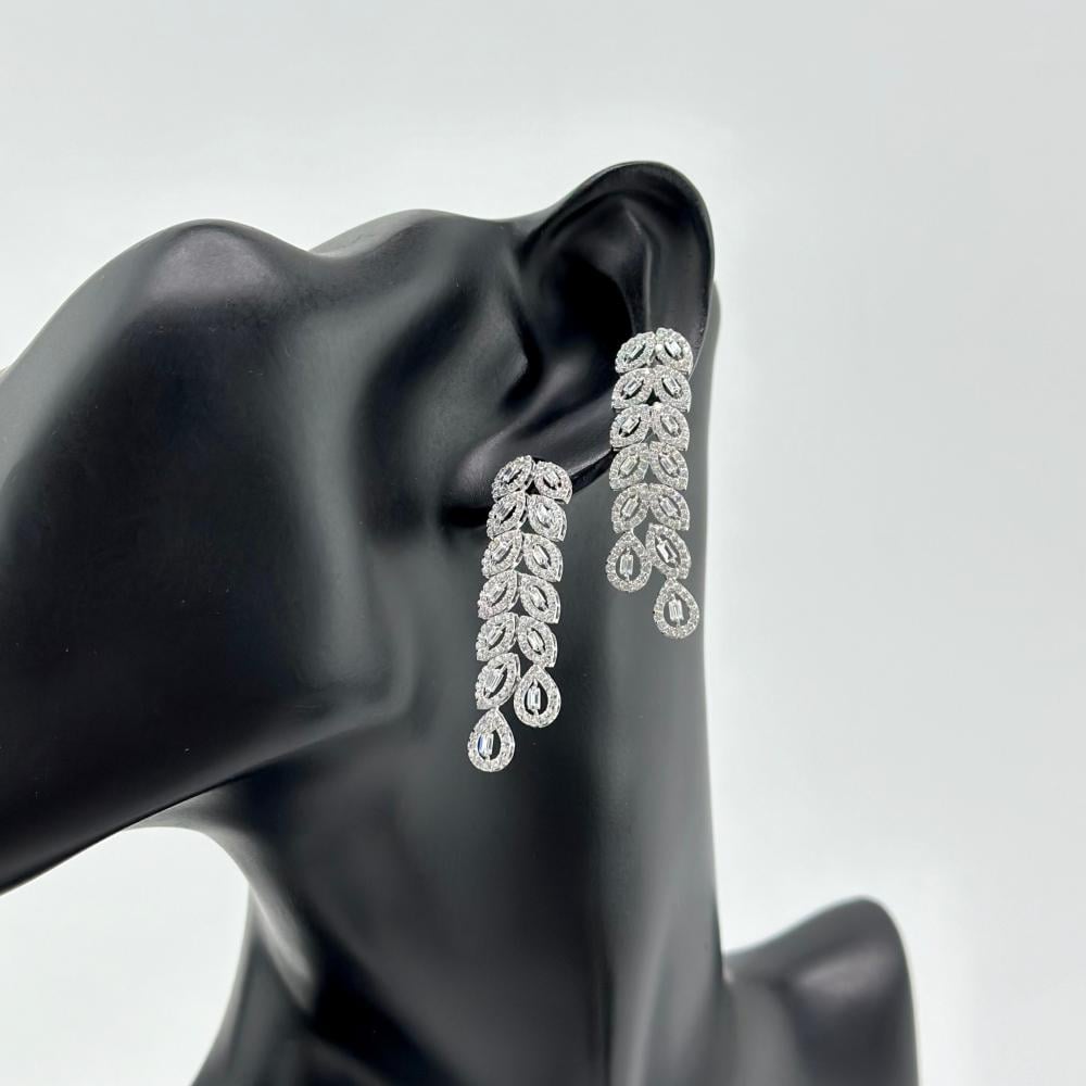 حلق ذهب ابيض تصميم الماس عيار 18 من مجوهرات الشلوي