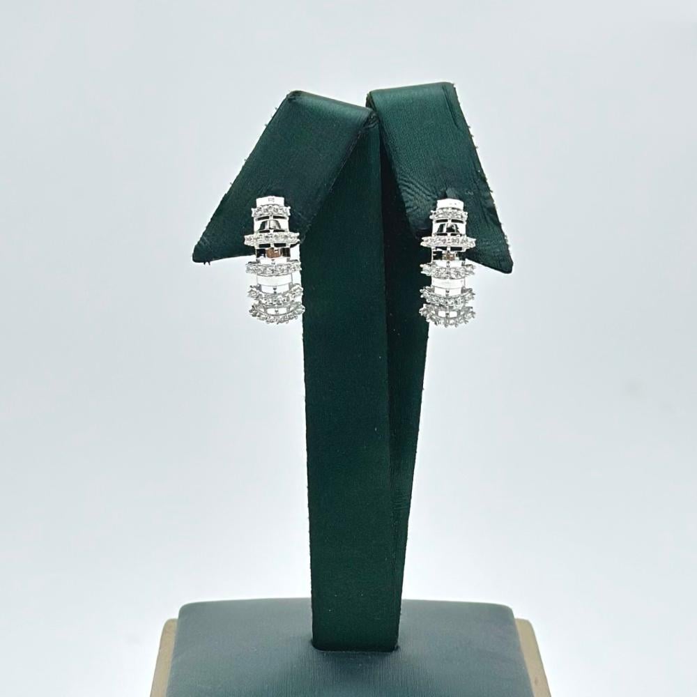 حلق ذهب ابيض تصميم الماس عيار18 من مجوهرات الشلوي