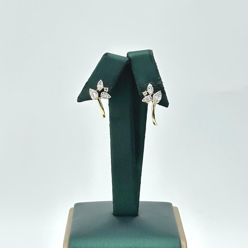 حلق ذهب أصفر تصميم ألماس عيار 18 من مجوهرات الشلوي