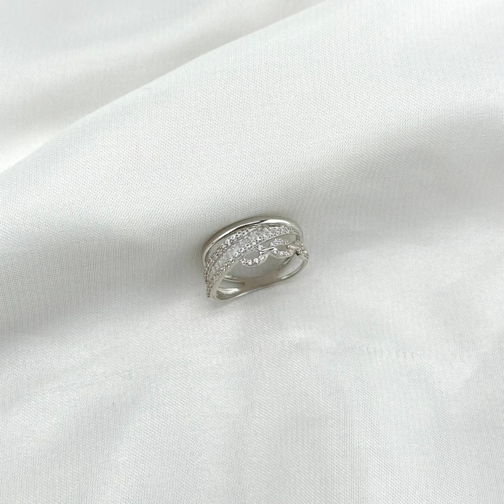 خاتم ذهب ابيض تصميم الماس عيار 18 من مجوهرات الشلوي