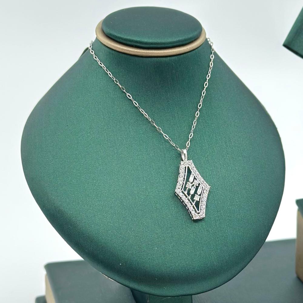 عقد ذهب ابيض تصميم الماس عيار 18 من مجوهرات الشلوي