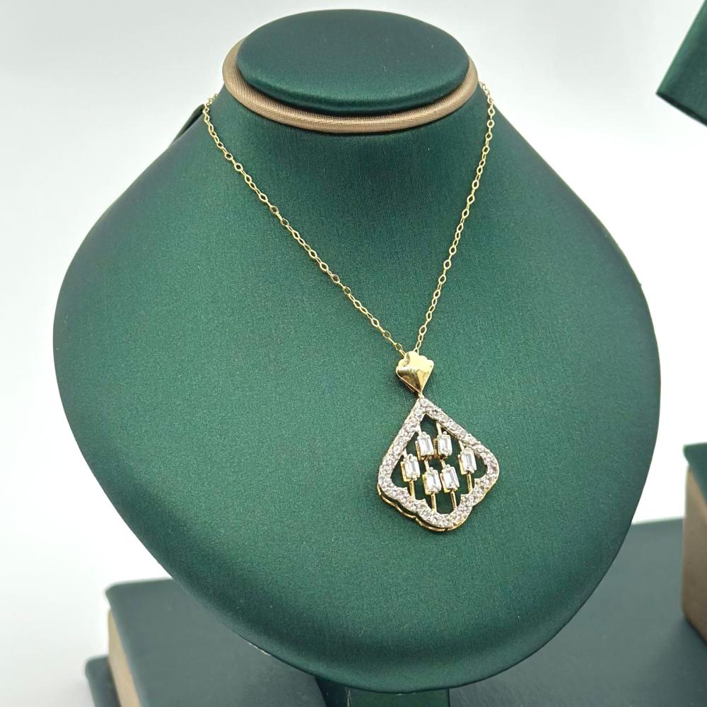 عقد ذهب اصفر تصميم الماس عيار 18 من مجوهرات الشلوي