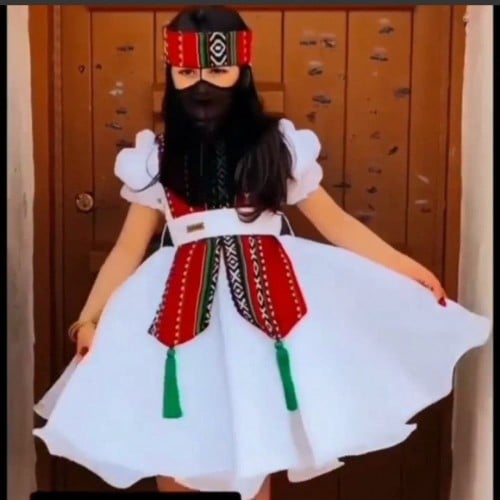 فستان اسود بشعار يوم التاسيس