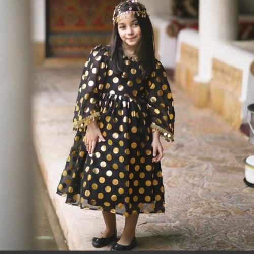 فستان اسود بشعار يوم التاسيس