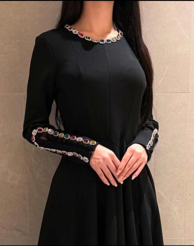 فستان بيرلا الأسود المزين