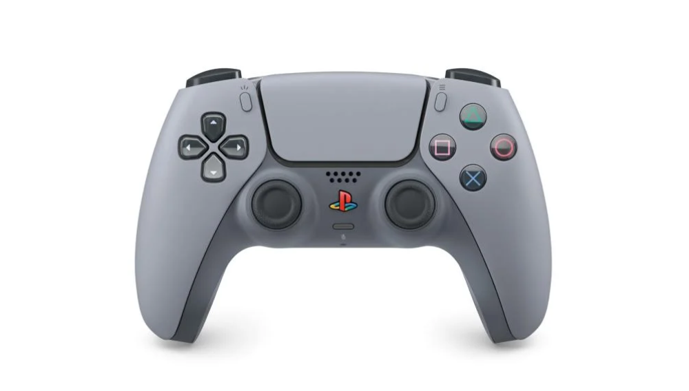 يد تحكم بلايستيشن 5 عليها كلكات ماوس