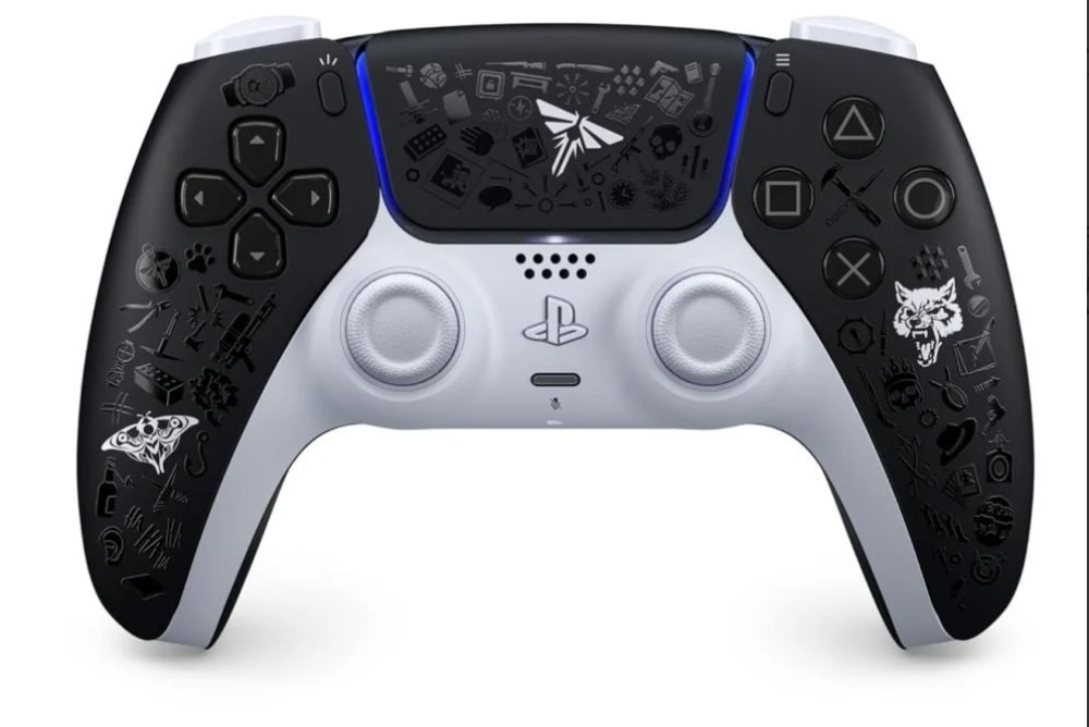 يد تحكم بلايستيشن 5 عليها كلكات ماوس