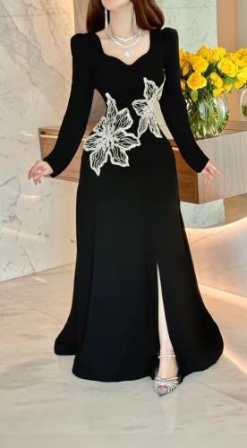 فستان سهرة أسود كريب بأكمام طويلة وتطريز فضي على ا...