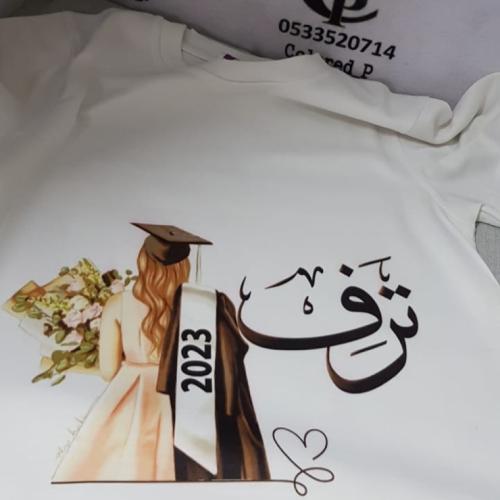 تيشيرت الخريجة مع الورد