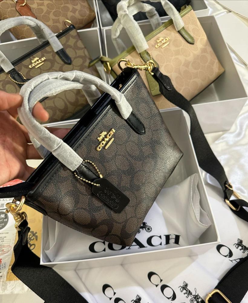 شنطة يد كوتش