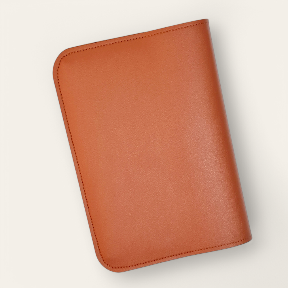 قوة الانطباع الأول: كيف تترك أثراً راقياً باختيارك لقطع جلدية مميزة