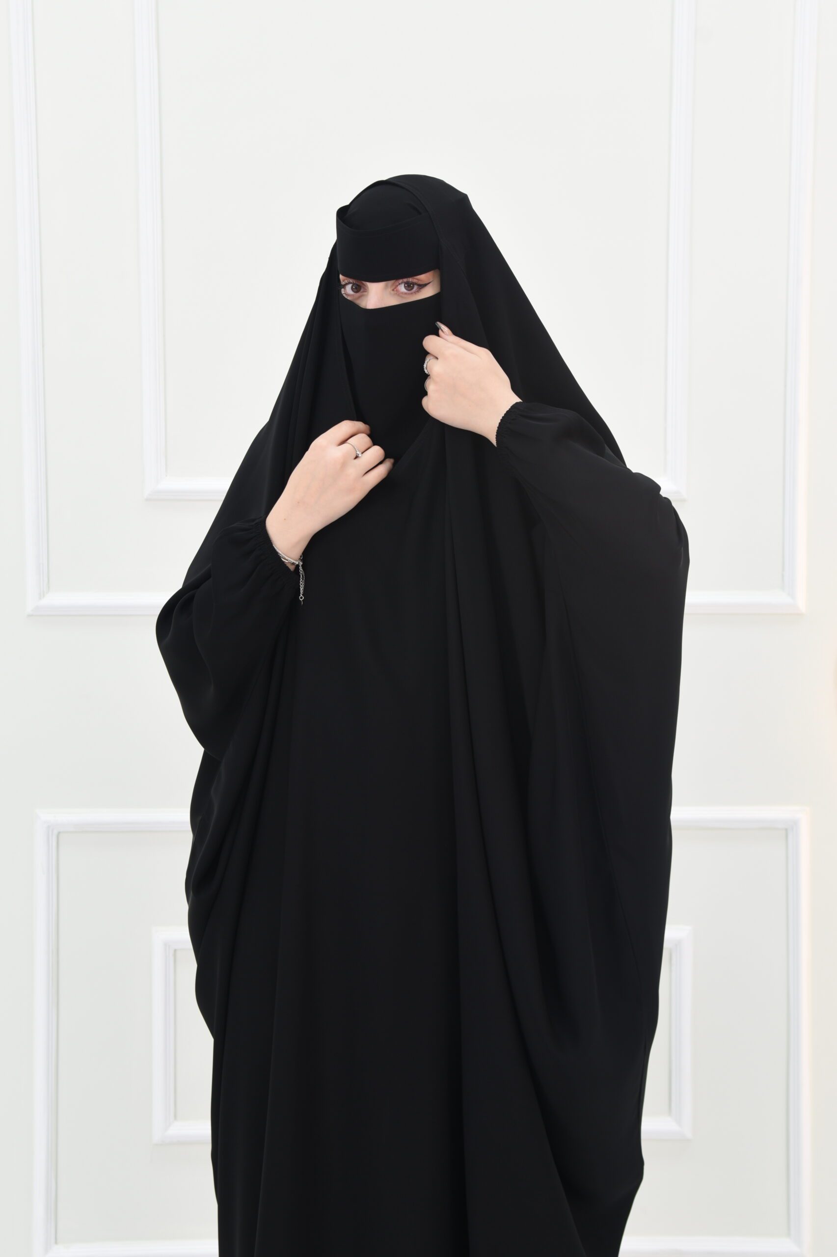 عباية راس بشت سادة بأكمام زم