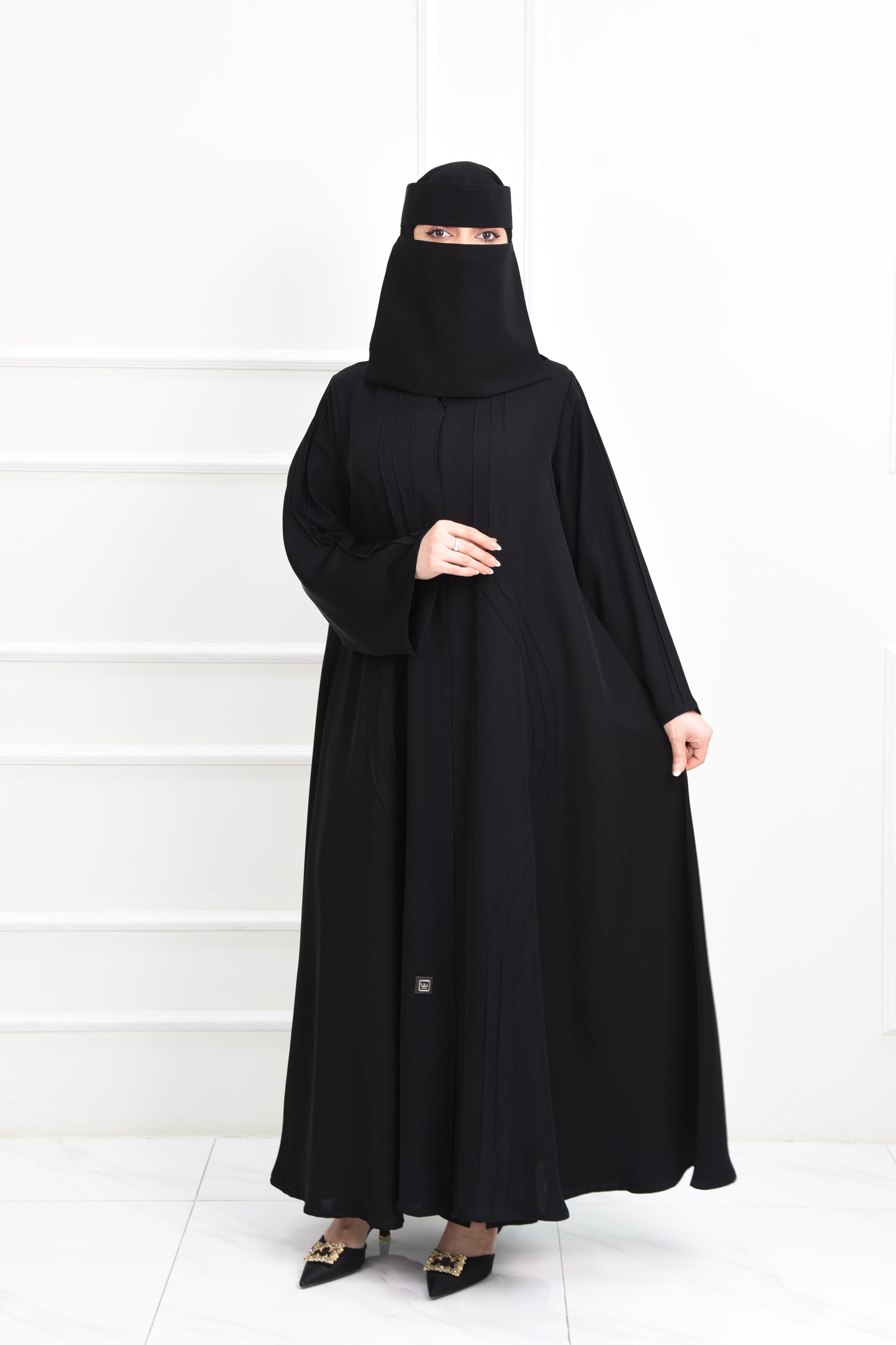 عباية سادة بخطوط تصميم فريدة