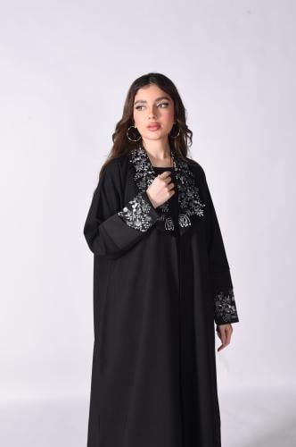 عباية فاخرة بأكمام وياقة مزينة بتفاصيل بيضاء